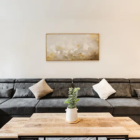 - Sleeps 8 - Cozy & Modern Apartment *
