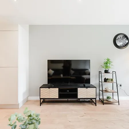 - Sleeps 8 - Cozy & Modern Leeds (West Yorkshire)