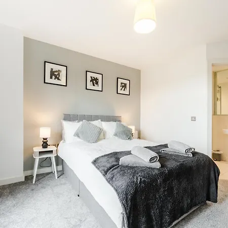 - Sleeps 8 - Cozy & Modern Apartment Leeds (West Yorkshire)