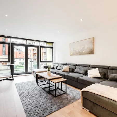 - Sleeps 8 - Cozy & Modern Apartment *